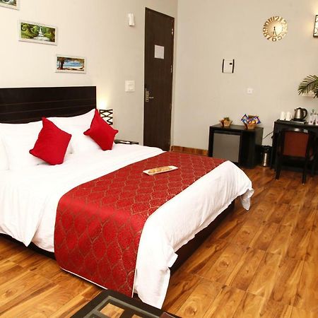 Anandam Clarks Inn Suites Vrindavan Exterior photo