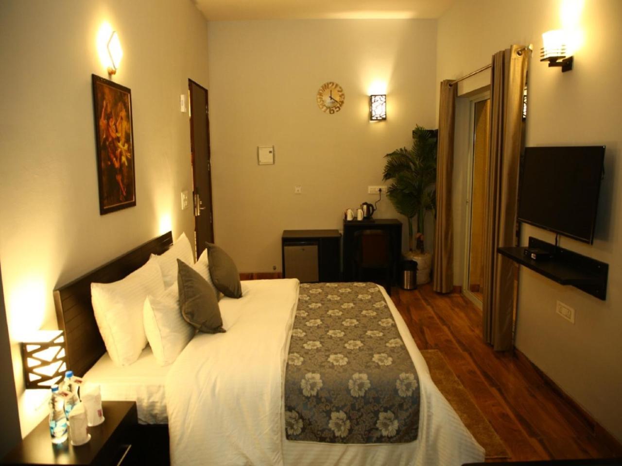 Anandam Clarks Inn Suites Vrindavan Exterior photo