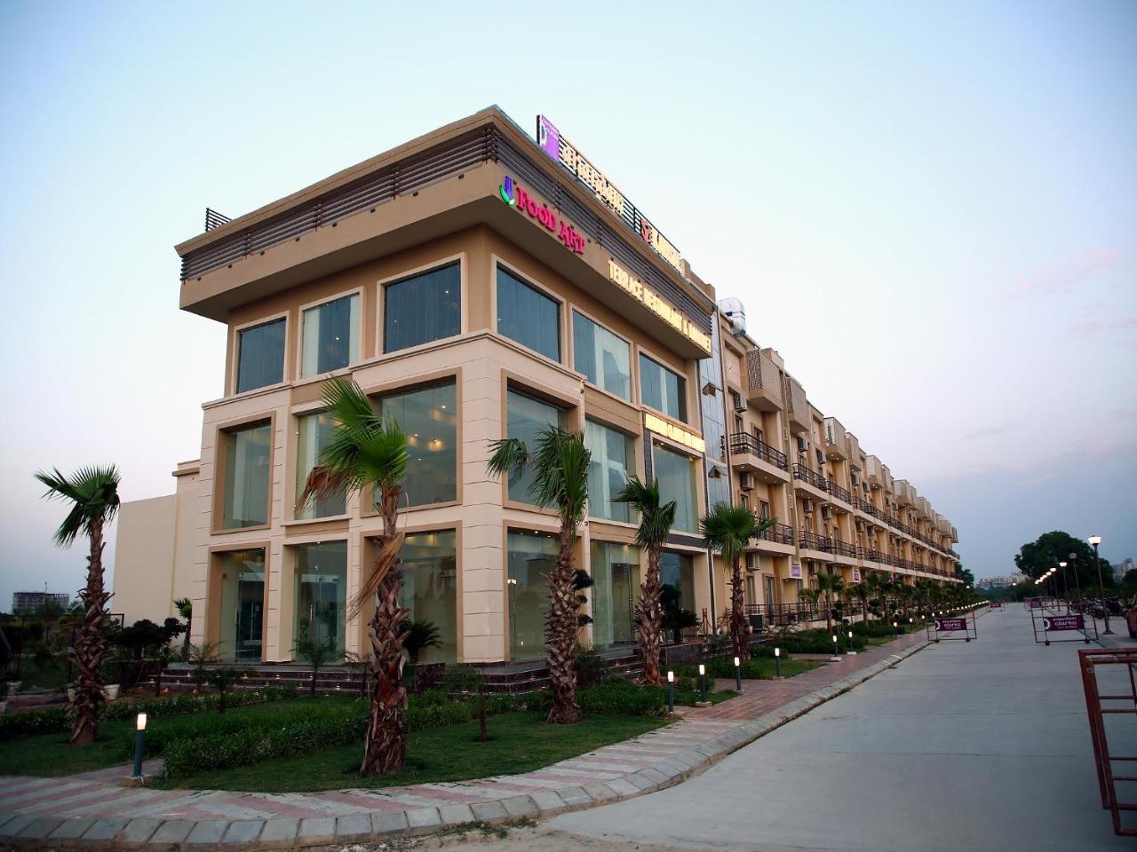 Anandam Clarks Inn Suites Vrindavan Exterior photo