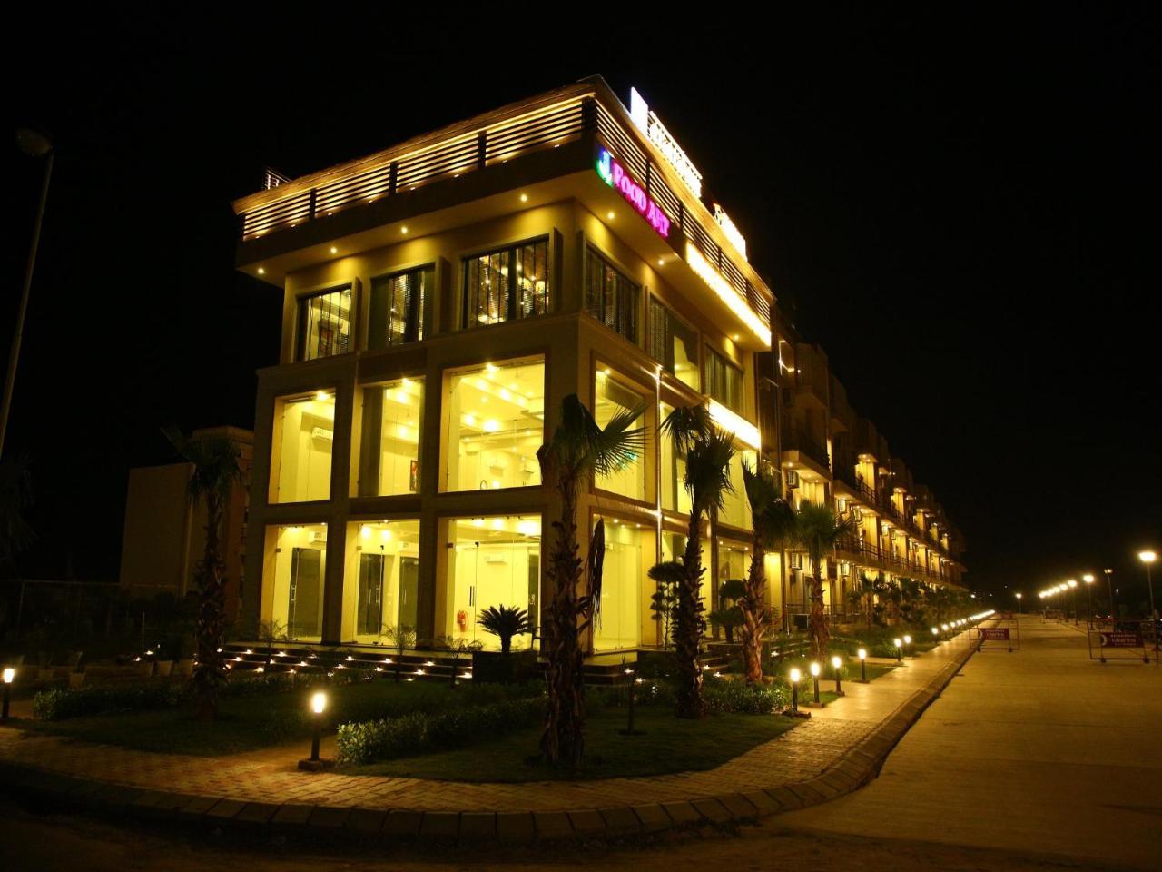 Anandam Clarks Inn Suites Vrindavan Exterior photo