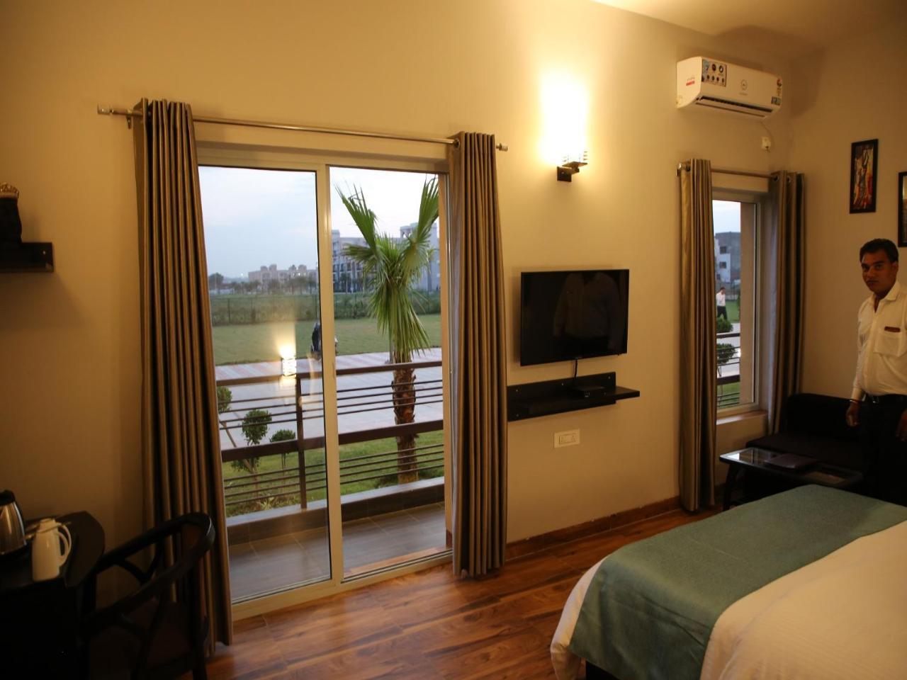 Anandam Clarks Inn Suites Vrindavan Exterior photo