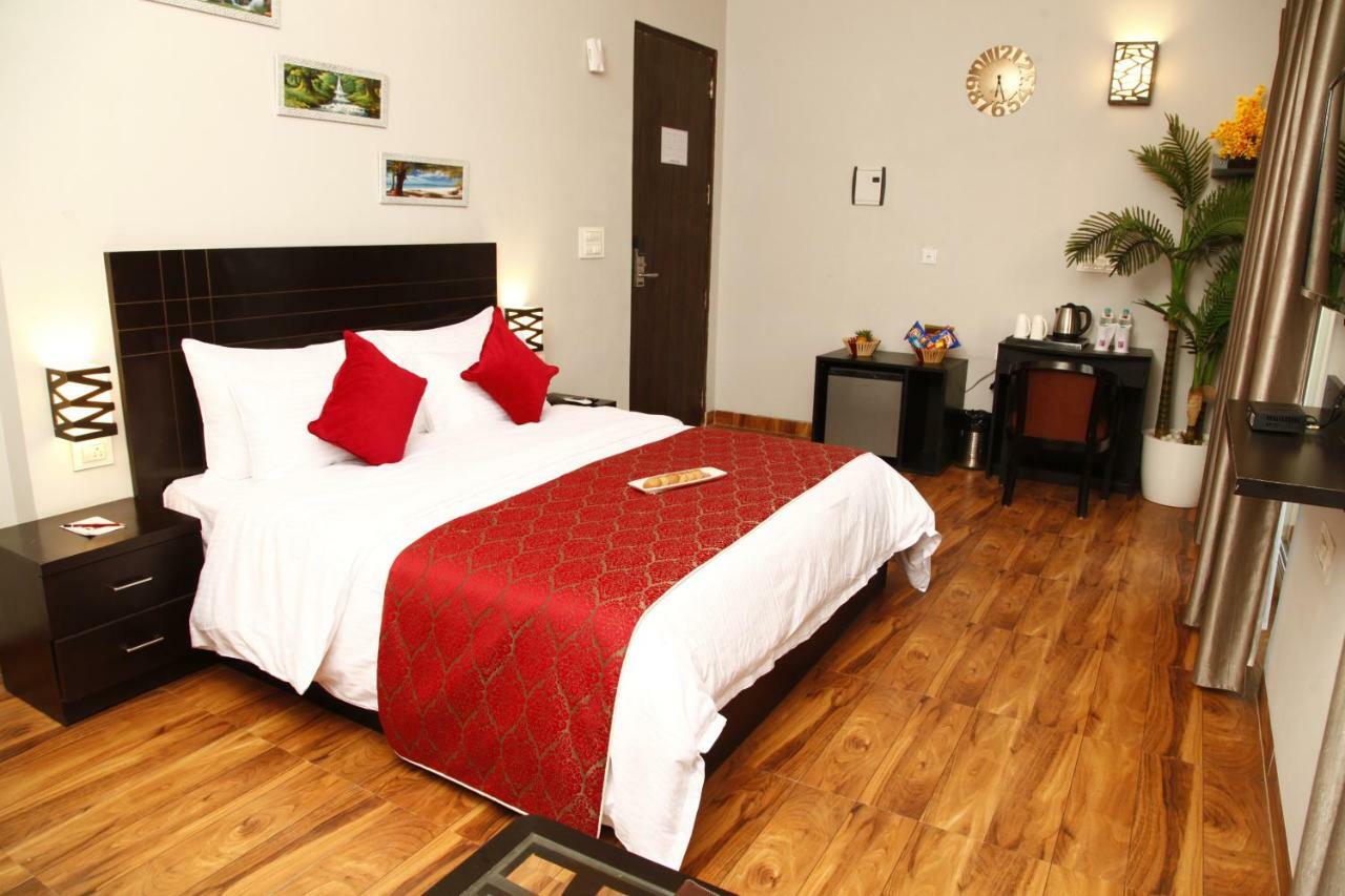 Anandam Clarks Inn Suites Vrindavan Exterior photo