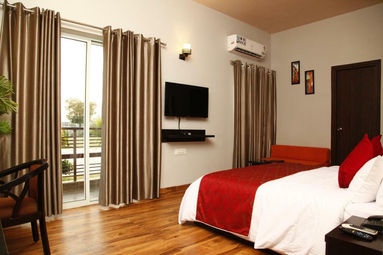 Anandam Clarks Inn Suites Vrindavan Exterior photo