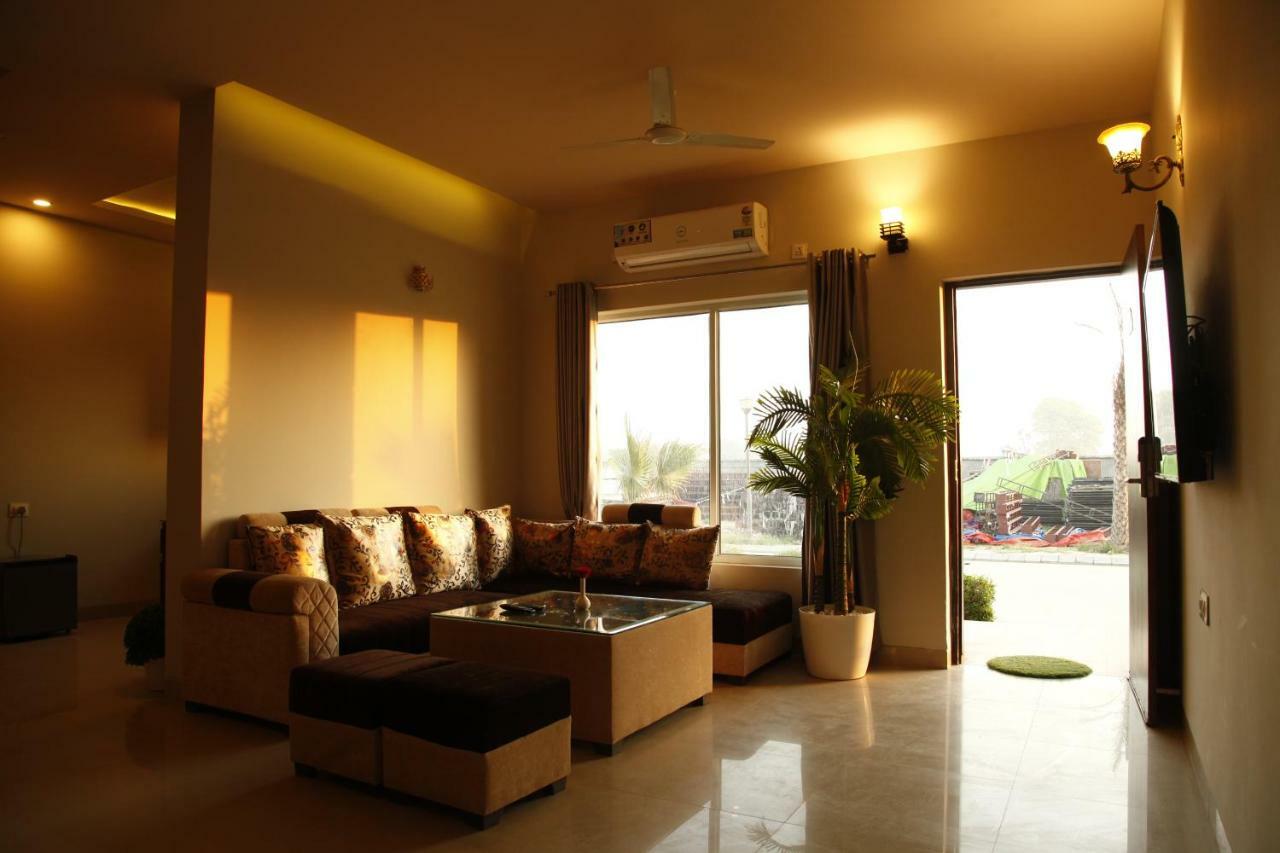 Anandam Clarks Inn Suites Vrindavan Exterior photo