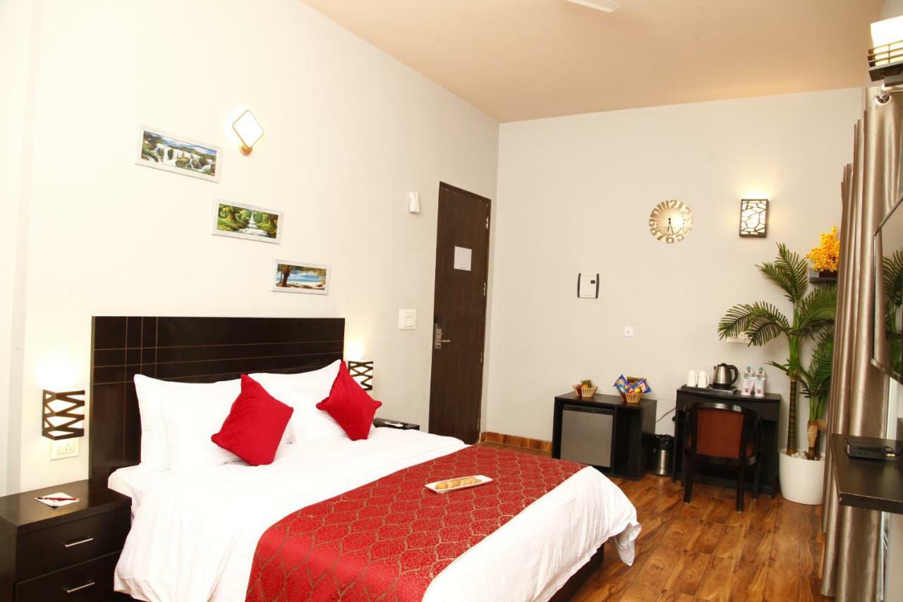 Anandam Clarks Inn Suites Vrindavan Exterior photo