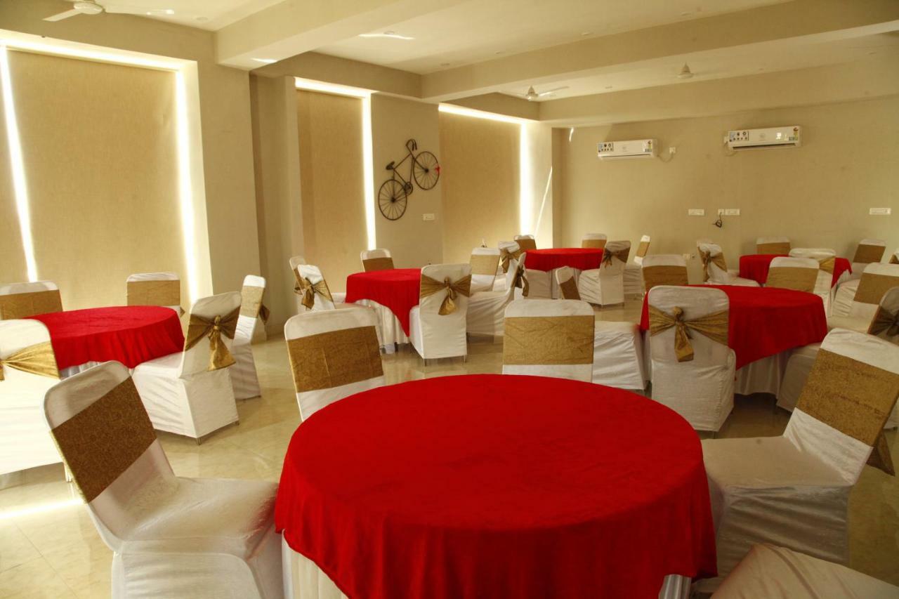 Anandam Clarks Inn Suites Vrindavan Exterior photo