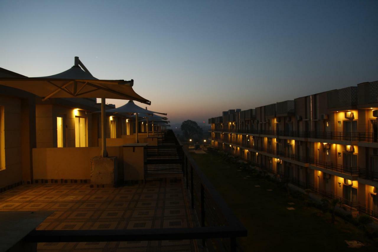 Anandam Clarks Inn Suites Vrindavan Exterior photo