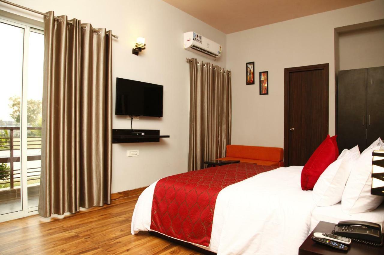 Anandam Clarks Inn Suites Vrindavan Exterior photo