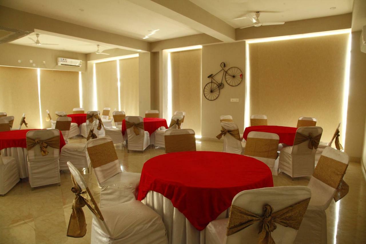 Anandam Clarks Inn Suites Vrindavan Exterior photo