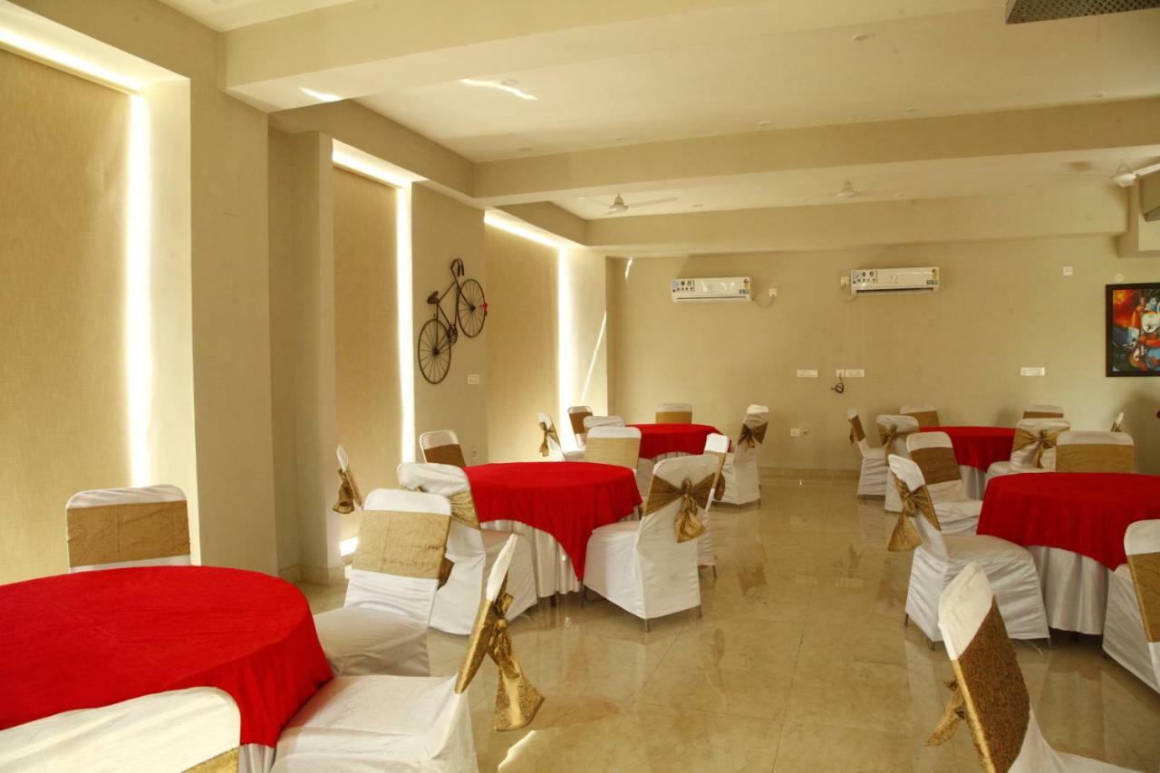 Anandam Clarks Inn Suites Vrindavan Exterior photo